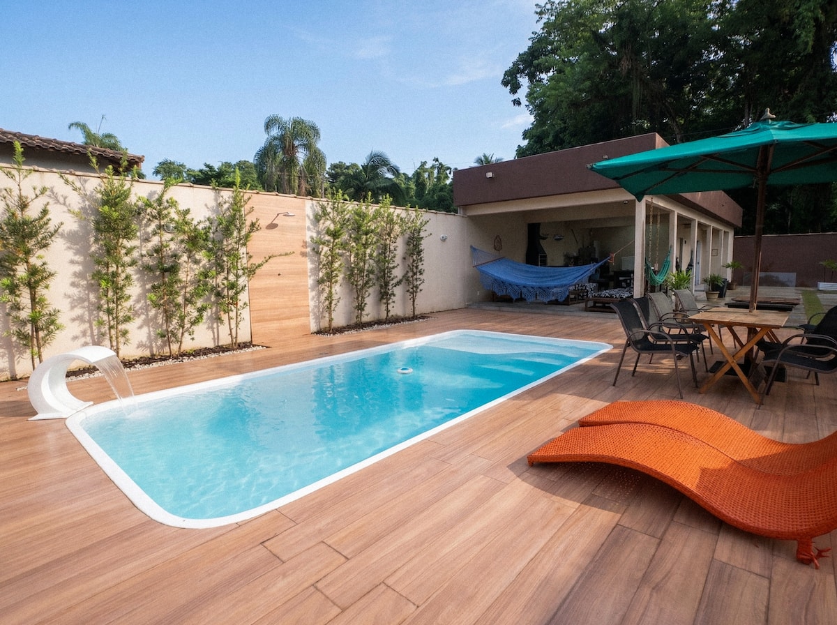 Piscina com espreguiçadeiras laranjas
